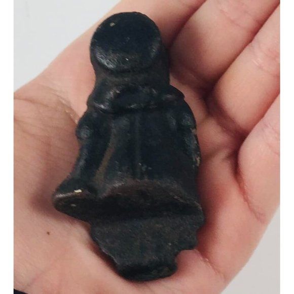 Vintage Cast Iron Amish Girl Sitting Figurine - Picture 3 of 3